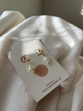 Load image into Gallery viewer, Pearl Crosses
